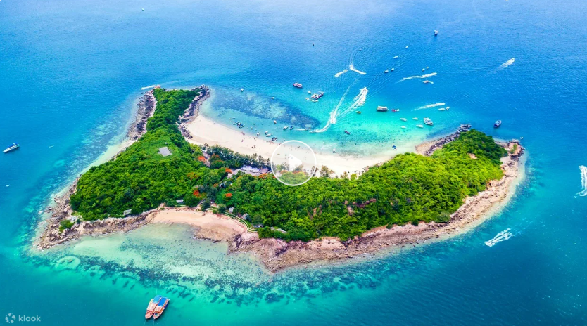 30 Ribu Wisatawan Padati Pulau Koh Larn Selama Libur Hari Raya Budha